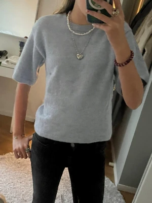Stickad kortärmad tröja  - Superfin o skön stickad t-shirt ifrån h&m! Strl 152 men som xxs! Lappen är kvar o förutom en liten fläck som man ser på andra bilden så är den i bra skick!! 