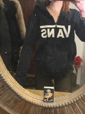 Svart zip-hoodie från Vans - En svart Vans, zip-Hoodie. Så gott som ny