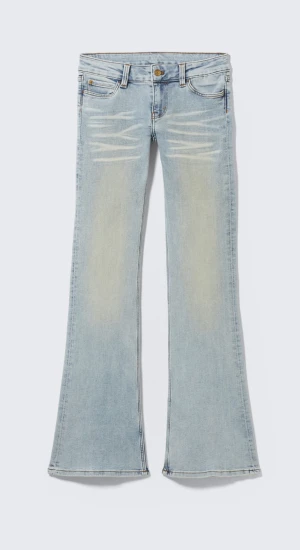 Ljusblå Cheap Monday bootcut jeans!  - Säljer ett par ljusblå bootcut jeans från Weekday, inte mycket använda. 