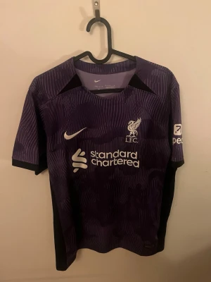 Liverpool fotbollströja  - En lila liverpool tröja med nunez där bak. Väldigt fin färg och bra skick 