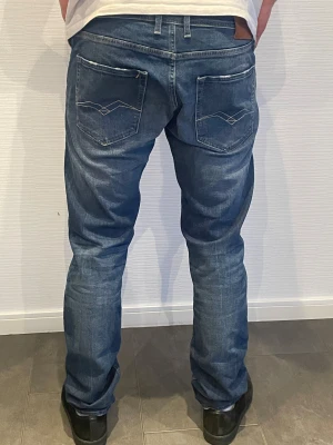 Replay Anbass Jeans - Replay Anbass Jeans herr| storlek: W34 L34| pris: 499 kr| skick:10/10| hör av dig vid Minsta lilla fundering eller fråga|