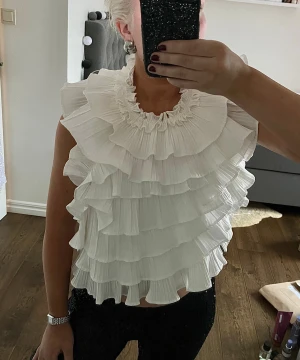 Volangtopp - såå fin topp med massa volanger perfekt till sommaren😍😍🤩🤩 Identisk med le magda toppen, storlek XS/S! finns gamla brun utan sol rester på insidan så de syns knappt