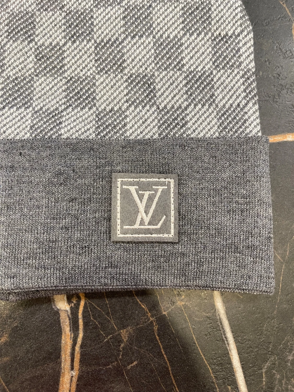 Grå rutig Louis Vuitton mössa och halsduk  - 5