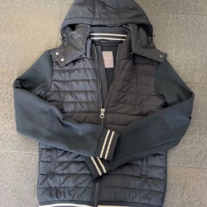 Cardigan - Sjukt fet cardigan som är perfekt till vår/sommar. Färgen är marinblå och de finns inga defekter. Storlek S, luvan kan man ta bort och på med dragkedja!