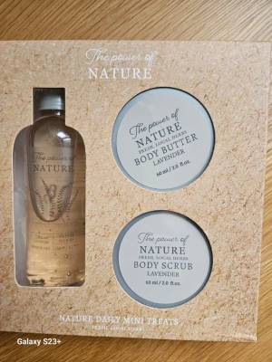 The Power of Nature presentkit lavendel - Presentkit med duschgel, body butter och body scrub i doften lavendel. Innehåller en genomskinlig plastflaska med duschgel (150 ml) och två runda burkar i plast med body butter och body scrub (60 ml vardera). Fräscht och naturligt tema med inslag av örter.