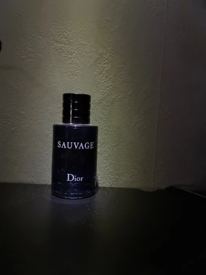 Dior Sauvage - En fantastisk doft från det kända märket Dior. Flaskan är endast använd 1 gång med 5 sprut. Tyvärr kommer inte kartongen med pga att den är slängd av familjemedlem.
