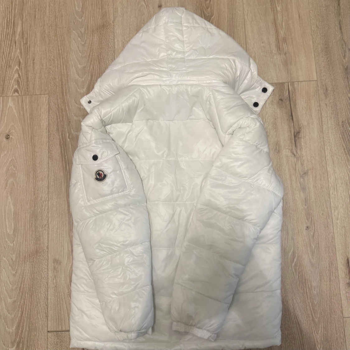 Vit pufferjacka från Moncler med huva - 2