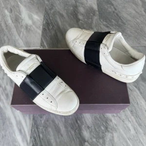 Valentino Open skor  - Valentino Open - Skick: Fint skick  - Storlek 41 - Tillbehör: Valentino kort - Nypris: 6000kr - TrendWardrobe