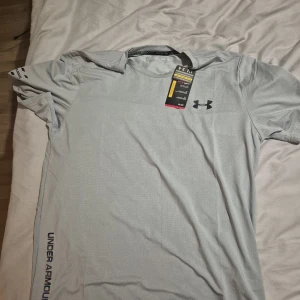 Under Armour tshirt - Oanvänd