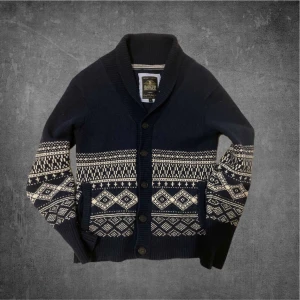 Stickad Cardigan Med Mönster - Stilren stickad cardigan ifrån Hampton Republic | Storlek: S | Mycket bra skick! | Tveka inte att höra av vid funderingar!