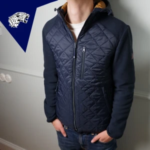 DUN-CARDIGAN - Riktigt fet dunjacka/cardigan | Skick: 8.5/10 (Saknar en liten bit av dragkedjan på vänster ficka. Funkar som den ska) | Strl: M | Modellen är 182cm | Hör av dig vid intresse eller om du undrar någonting! 