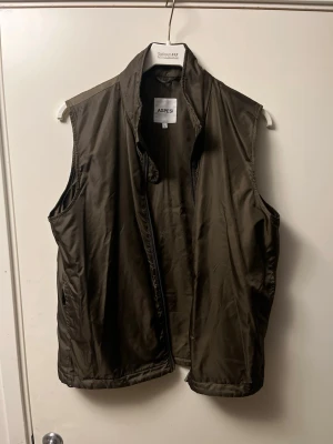 Olivgrön väst från Aspesi - Grön väst från Aspesi med dragkedja framtill. Modell ”vernes” Nypris 3400kr