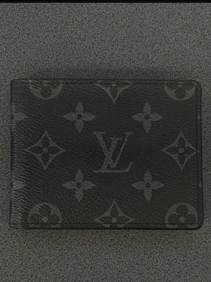 L.v plånbok - Säljer en plånbok perfekt för dig som gillar mode och stil. Kom dm för eventuella frågor 🧐pris kan diskuteras 💯