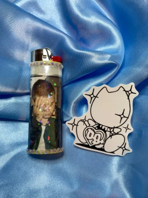 YUNG LEAN - EMAILS - lighter - ⭐️1st Refillable BIC MAXI LIGHTER med wrap & rhinestones + drain sticker ⭐️ ✨OBS: under lighter drop 13/12 kommer endast de lighters som har foto och eller sticker med sig i bilden inkludera det, de lighters som ej har något mer i bilden kommer utan något extra!✨🤍 FREEBIES (godis & random stickers) ingår alltid i alla paket 🤍