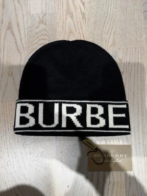 Mössa - Säljer denna Burberry mössa, hör av dig ifall du är intresserad 😊