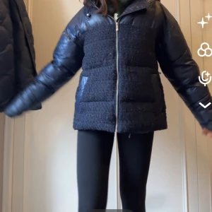 Mörkblå  pufferjacka med huva - Hejj, säljer denna mörkblåa vinterjackan, med struktur framtill. Den är även väldigt unik och väldigt varm. För referens är jag 168 cm, och bär oftast xs/s. Jag köpte även jackan för 6000 när jag var i London.