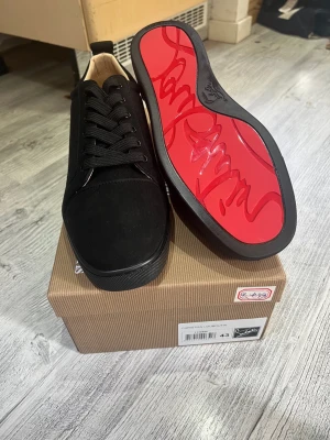 Louboutin skor - Hej! Jag säljer nu mina loubs dom är i jättebra skick endast testade skicket är 9,5/10. Dom har inga defekter eller liknande enda anledningen varför jag säljer dom är att dom inte passa, original tillbehören ingår med skorna, och dom är självklart äkta och köpta på deras hemsida inte så länge sen, priset kan diskuteras, hör av dig vid minska lilla fråga!😄🙌