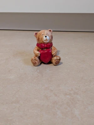 Jätte söt björn  - Bilderna visar en liten prydnadsbjörn som håller ett rött hjärta.