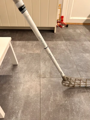 Vit Unihoc innebandyklubba - Helt ny unihoc klubba med klubbhuset grepplinda. Säljer på grund av att jag köpte fel flex på klubban och märkte det efter jag byt Linda så kunde inte lämna tillbaka den 