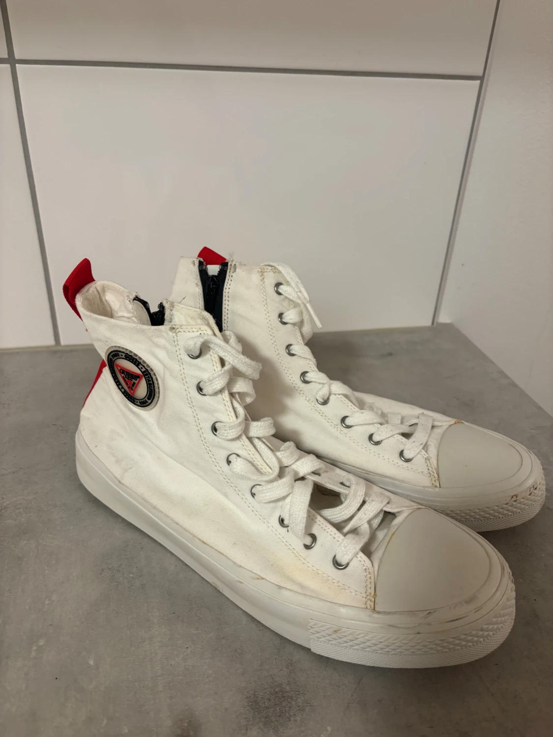 Vita high top sneakers från Guess