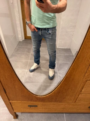 Replay jeans  - Ett par snygga byxor från Replay i storlek W29 L32 i modellen Anbbas 