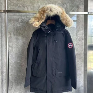 Canada goose parka jacka - Säljer en svart vinter parka jacka från Canada Goose med stor huva och äkta pälsdetalj. Jackan har flera fickor, patch på ärmen och justerbar huva med snörning. Perfekt för kalla vinterdagar och riktigt snygg streetstil. Helt oanvänd! Pris kan diskuteras vid snabbaffär, skriv bara om du är intresserad av att KÖPA jackan!