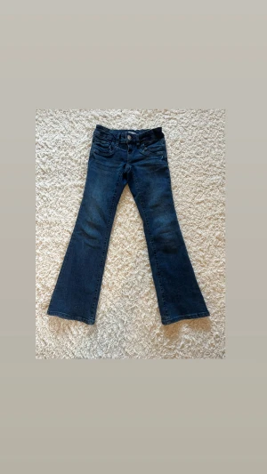 blåa jeans  - supersnygga blåa jeans ifrån Gina tricot!! Storlek 146!! Skick och kvalitet är som nytt, däremot har ginatricot lappen blivit blå men det gör inget eftersom att det inte syns ändå!! #Ginatricot #jeans #blåajeans #ginajeans #plicksellout