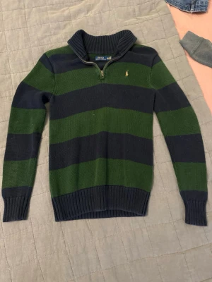 Ralph Lauren Quarter zip - Säljer en stilren Ralph Lauren Quarter zip i mycket gott skick! Det står xxl men sotter som S. 💸 Nypris: ca 2500 kr 🚚 Snabb frakt! Skickas inom 1–2 dagar ✅ Inga fläckar, hål eller synliga tecken på slitage.   💬 Skriv gärna vid frågor – jag svarar snabbt!