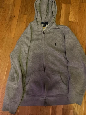 Ralph Lauren - Grå Ralph lauren tröja. 9/10 skick. Storlek 160. Fråga om du vill ha fler bilder