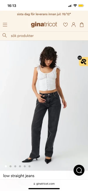 Svarta low straight jeans Gina Tricot - Snygga svarta jeans från Gina Tricot med rak passform och låg midja. Jeansen har klassisk femficksdesign, raka ben och är tillverkade i ett robust denimtyg. Perfekta för en avslappnad och trendig look. Börjar bli ett hål som man ser på sista bilden men går lätt att fixa bara att jag inte har ork eller kunskap till att göra de. Är uppsydda så dom passar någon som är runt 160. 