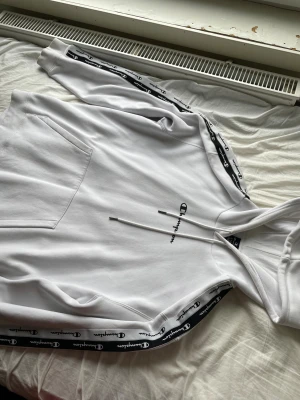 Hoodie - Hej säljer nu min champion Tröja i storlek XL men den passar också L då den inte är så stor. Aldrig använd på grund av för stor storlek. Köptes Zalando. Denna modell säljs inte längre. Nypris 800:- Varan är fortfarande i sitt ursprungliga skick helt oanvänd. Skriv vid intresse och tveka inte för att ställa frågor.