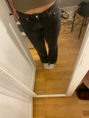 Baggy low waist jeans - Säljer ett par svarta jeans. Jeansen har låg midja och silverfärgade knappar. Skriv om du har några frågor💞