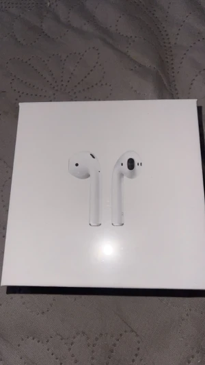 Apple AirPods (2nd generation) - Säljer ett par Apple AirPods (2nd gen) i originalförpackning. Trådlösa hörlurar med smidig anslutning till iPhone och andra Apple-enheter. Kartongen ser ut att vara i mycket fint skick, perfekt som present eller för eget bruk.