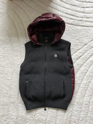 Moncler Backpadded West Vinröd - Nypris över 15000kr! Går ej att få tag på! Finns endast 3 i Sverige!