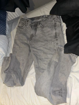 Grå jeans från Lager 157 - Snygga grå jeans från Lager 157 med klassisk femficksdesign och raka ben. Jeansen har en cool tvättad look och är tillverkade i slitstarkt denim. Passar dig som gillar en enkel och stilren vibe. Har massa par av sånna här gråa jeans. Pris kan diskuteras!