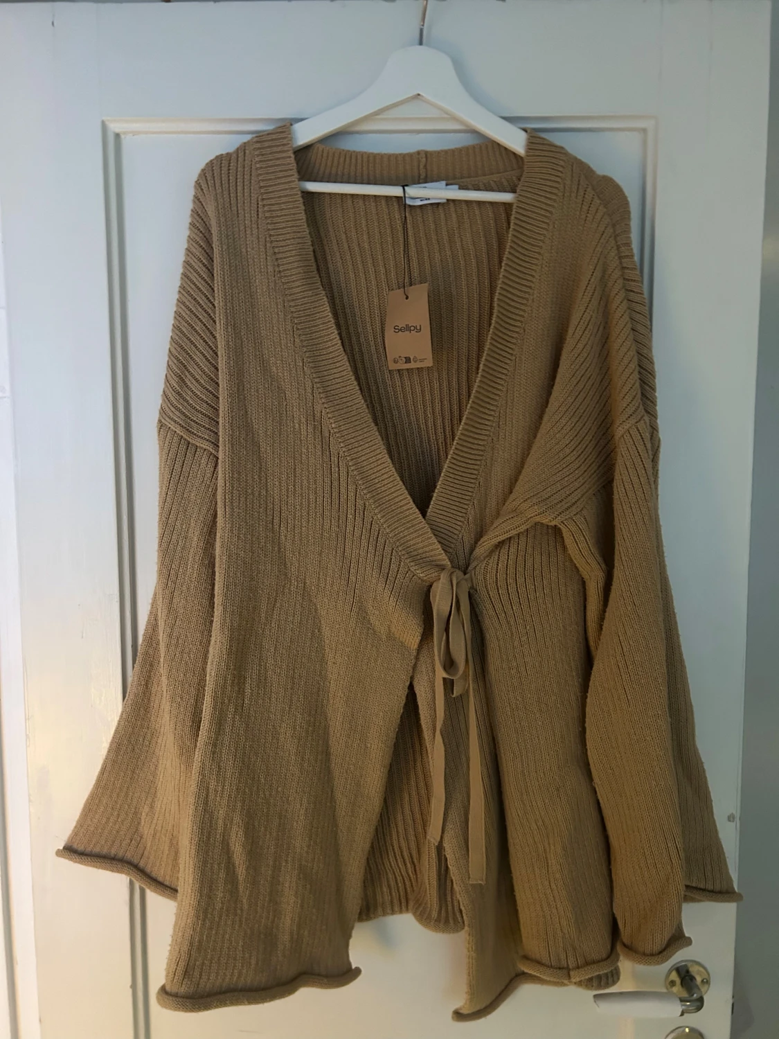 Beige ribbad kofta från NA-KD