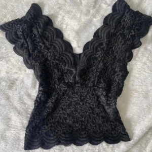 Spets topp zara - Använd en gång, i jätte bra skick! Köptes för 550kr!