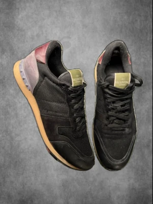 Valentino rockrunners 44 - Supersnygga rockrunners! Size 44! Skick 7/10 slitna hälar på insidan (man kan sätta laglapp så känns de inte) dustbag ingår! Självklart äkta! Nypris 7200ca. Hör av dig vid frågor eller om du vill köpa! 🙌