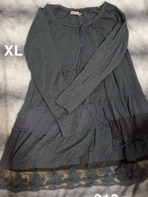 Mörkgrå tunika XL - Mörkgrå tunika från Cream i storlek XL. Tunikan har snörning vid halsen, dekorativa paneler och spetsdetaljer längst ner. romantisk känsla och snygg layering-effekt.🌸Fint använt skick. Storlek XL