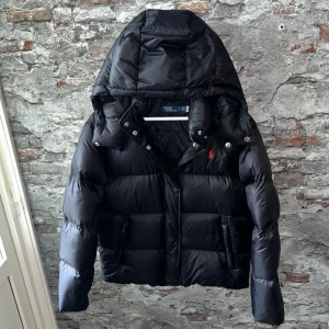 Ralph Lauren Damjacka - Mycket fint skick, endast en liten defekt, sista bilden. Storlek M passar dig som är mellan 165-175cm ungefär. Nypris ca 5000kr. Självklart äkta - Kolla bara recensionerna och qr koden! Passar bra nu till vintern. Skriv för mer information!🤝