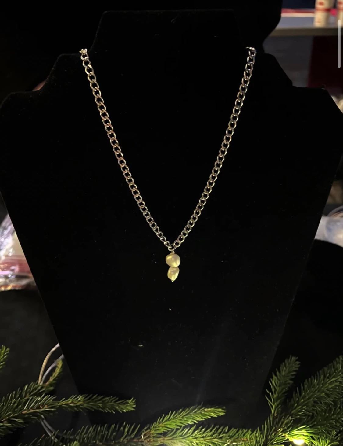 Silver kedja med 2 sötvattenspärlor.