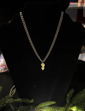 Silver kedja med 2 sötvattenspärlor. - Silver halsband med 2 äkta sötvattens pärlor (rost- och nyckelfritt stål)! ❤️