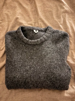 Stickad Tröja Arket - Tjena! Säljer en stickad tröja från arket, sparsamt använd o i fint skick. 
