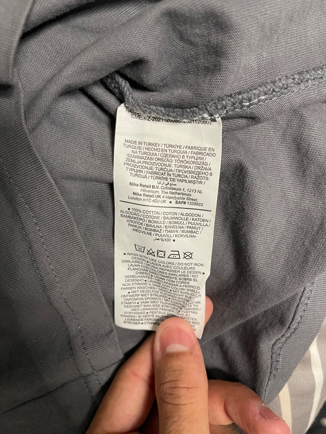 Grå Nike Sportswear t-shirt med gul logga - 3