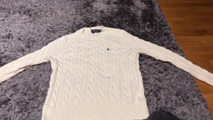 Vit kabelstickad tröja Polo Ralph Lauren - Säljer den för att den är för liten passar inte mig har aldrig använt den