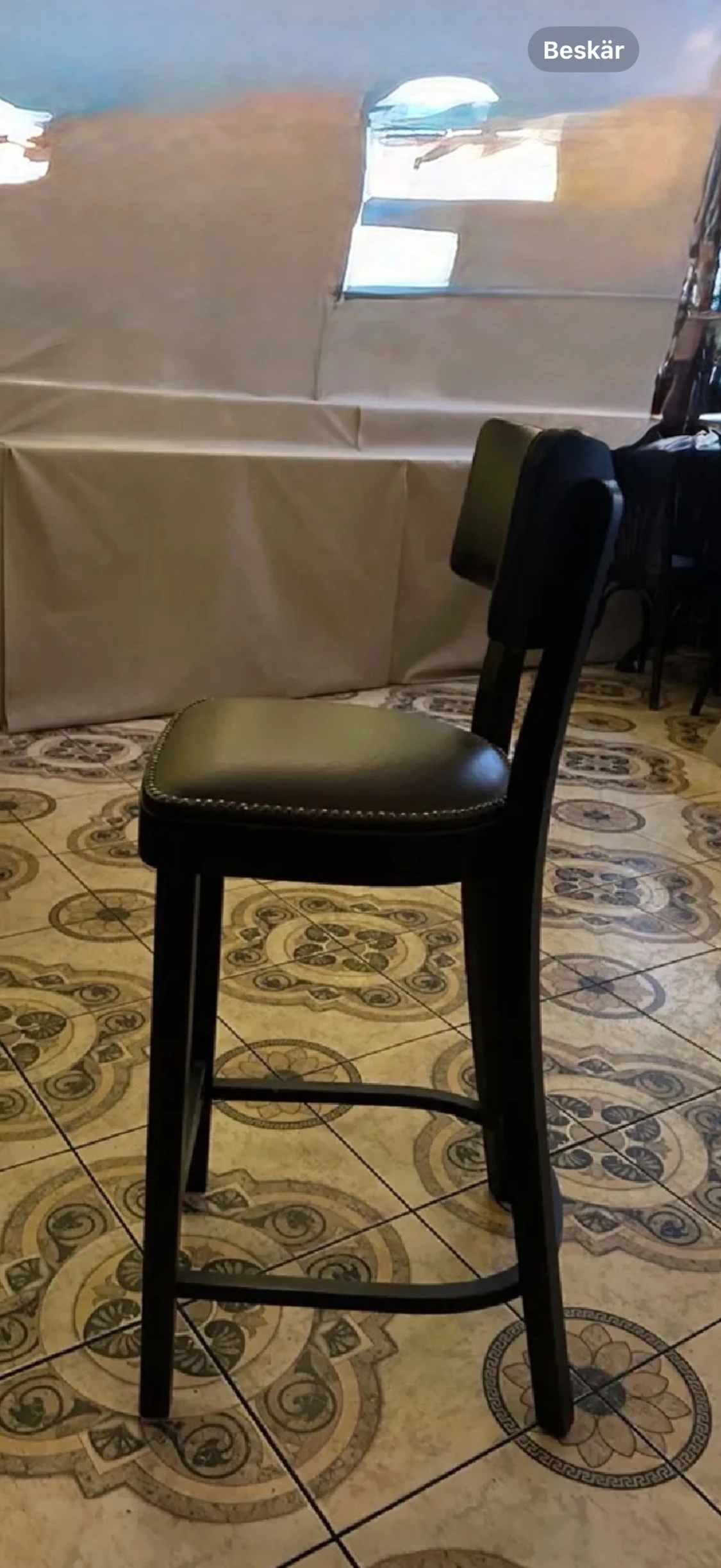 Fyra stolar till salu – 300 kr/stSäljer fyra fina stolar i mycket bra skick.Inga repor eller skador.Passar perfekt till kök, sminkbord eller vardagsrum.Pris: 300 kr per stolPlats för upphämtning: Stockholm - 2