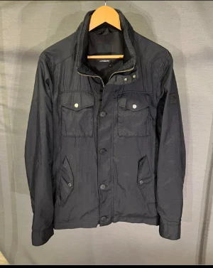 Field jacka j Lindeberg M  - Säljer denna sjukt snygga field jacka! Size M! Modellen är 179cm. Passar bra på ca 181-187cm! Hör av dig vid minsta fundering 🤩