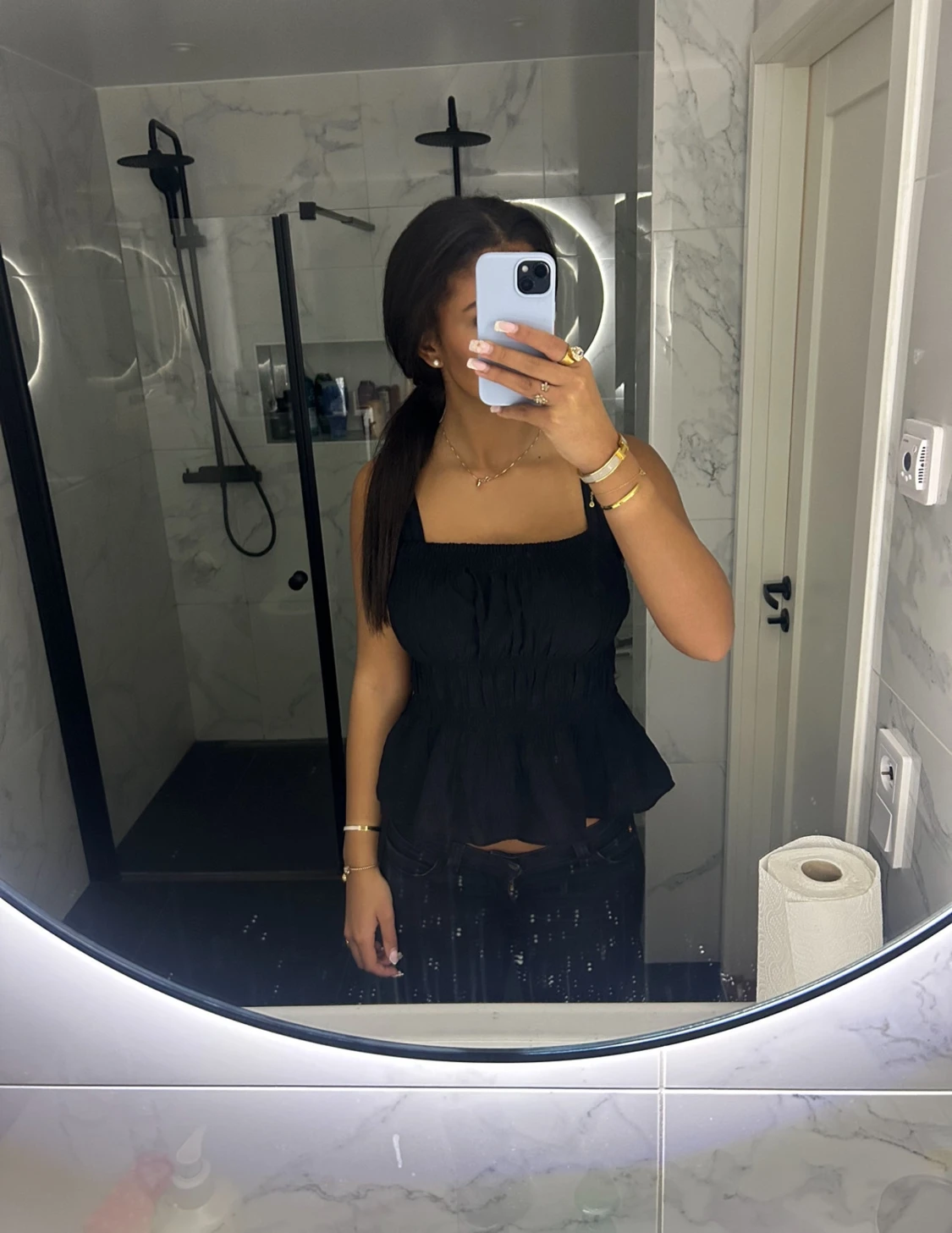 Svart smockad linnetopp med volang