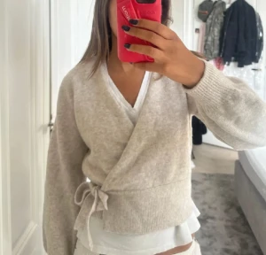 Beige omlottkofta - Supermysig beige omlottkofta med knyt i sidan och långa ärmar. Koftan är från & other stories och kostade ca 950kr ny.