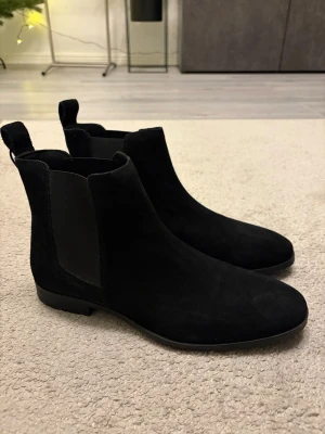 Stövletter skor 44 - Säljer svarta stövletter i mocka köpta på Zalando. Nyskick, endast använda 1 gång. Storlek 44. Nypris 669kr.